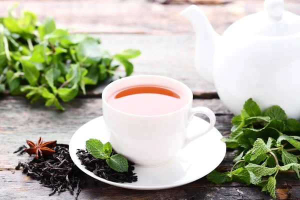 Tasse Tee Mit Minzblättern Und Teekanne Auf Grauem Holztisch — Stockfoto