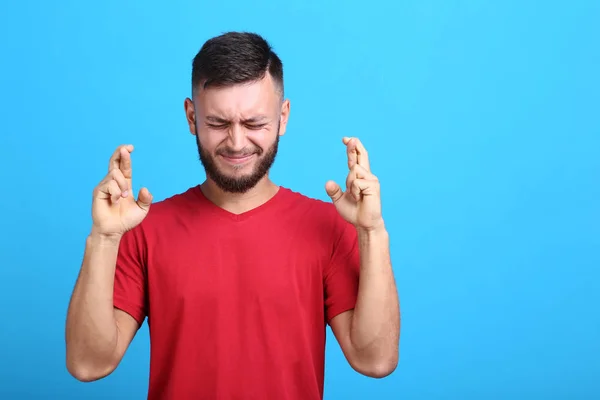 Jeune Homme Shirt Rouge Sur Fond Bleu — Photo