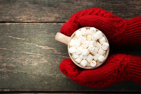 Hand Roten Handschuhen Hält Tasse Kaffee Mit Marshmallow Auf Holzgrund — Stockfoto