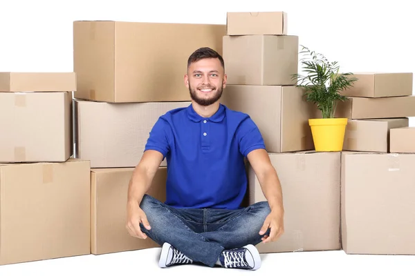 Hombre Joven Con Cajas Cartón Planta Verde Sobre Fondo Blanco — Foto de Stock