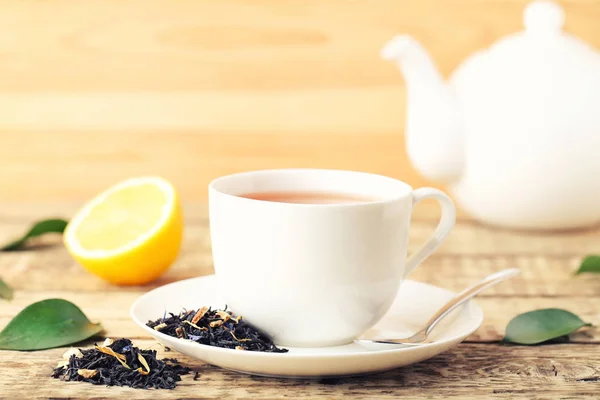 Tasse Tee Mit Grünen Blättern Und Zitrone Auf Holztisch — Stockfoto