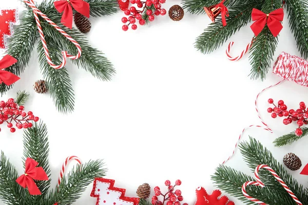 Kerst Decoraties Met Dennen Takken Witte Achtergrond — Stockfoto