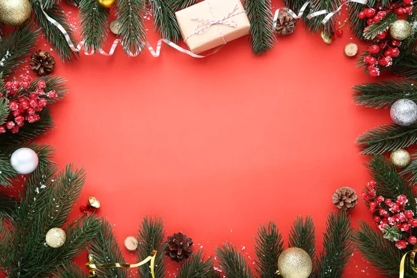 Weihnachtsschmuck Mit Tannenzweigen Auf Rotem Hintergrund — Stockfoto