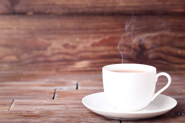 Taza Con Vapor Sobre Mesa Madera Marrón —  Fotos de Stock