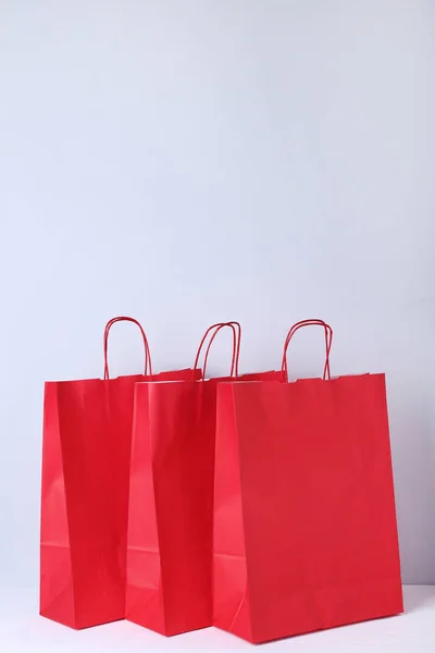 Szürke Háttér Piros Bevásárló Táskák — Stock Fotó