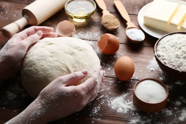 Mãos Femininas Segurando Massa Crua Com Ovos Farinha Mesa Madeira — Fotografia de Stock