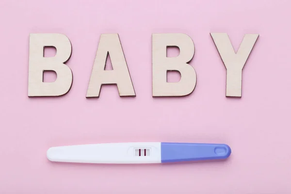 ピンクの背景の碑文の赤ちゃんと妊娠検査 — ストック写真