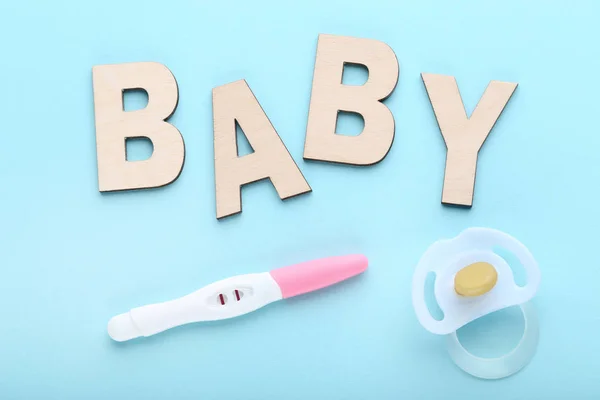 Terhességi Teszt Cumi Kék Háttér — Stock Fotó