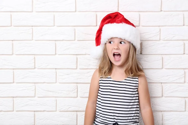 Menina Santa Chapéu Fundo Parede Tijolo — Fotografia de Stock