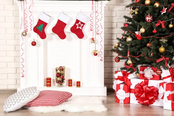 Noel ağacı tuğla duvar arka plan üzerinde beyaz şömine