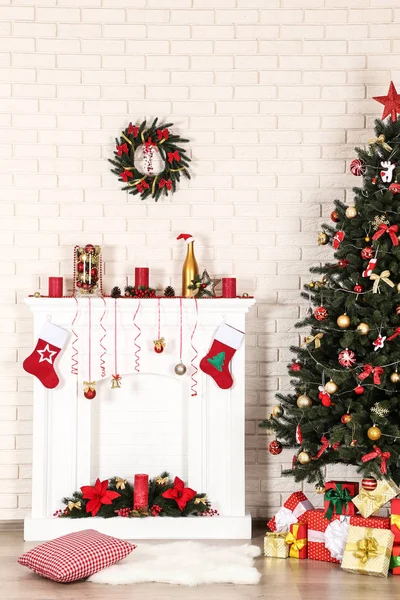 Cheminée Blanche Décorée Avec Arbre Noël Sur Fond Mur Briques — Photo