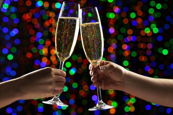 Handen Champagneglazen Met Achtergrond Verlichting — Stockfoto