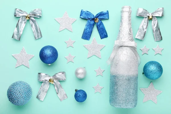 Láhev Šampaňského Vánoční Výzdobou Pozadí Máta — Stock fotografie