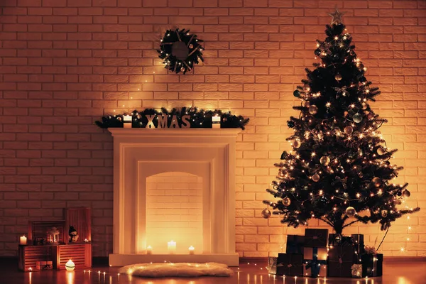 Chimenea Blanca Decorada Cerca Del Árbol Navidad Fondo Pared Ladrillo — Foto de Stock