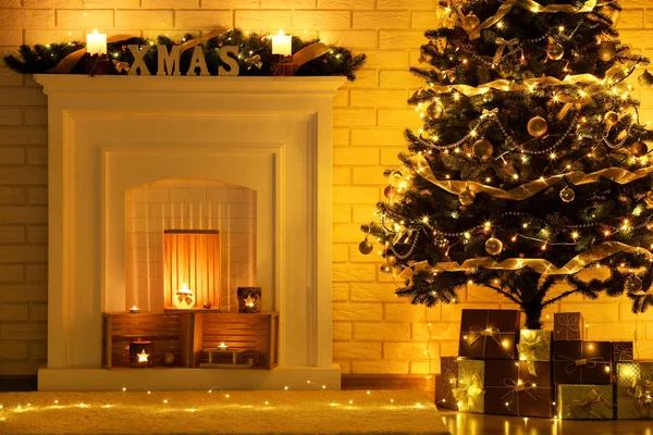 白色装饰的壁炉附近圣诞树在砖墙背景 — 图库照片