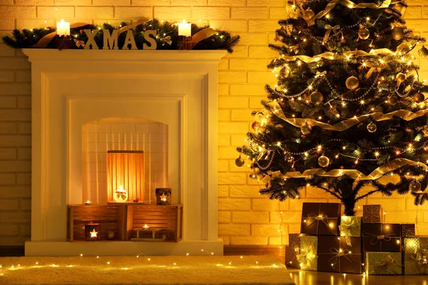 Chimenea Blanca Decorada Cerca Del Árbol Navidad Fondo Pared Ladrillo — Foto de Stock