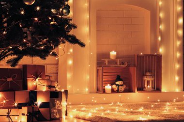 Şömine yakınındaki Noel ağacı tuğla duvar arka plan üzerinde beyaz dekore