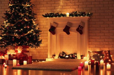 Şömine yakınındaki Noel ağacı tuğla duvar arka plan üzerinde beyaz dekore