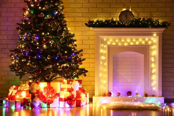 Weiß Dekorierter Kamin Der Nähe Von Weihnachtsbaum Auf Backsteinmauer Hintergrund — Stockfoto