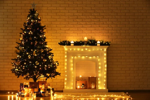 Chimenea Blanca Decorada Cerca Del Árbol Navidad Fondo Pared Ladrillo — Foto de Stock