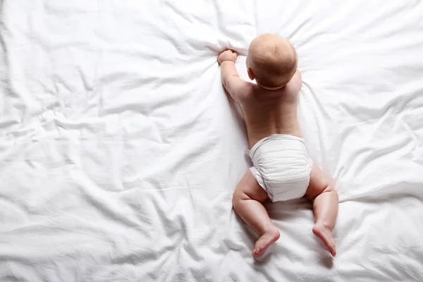 Menino Fralda Deitado Cama Branca — Fotografia de Stock