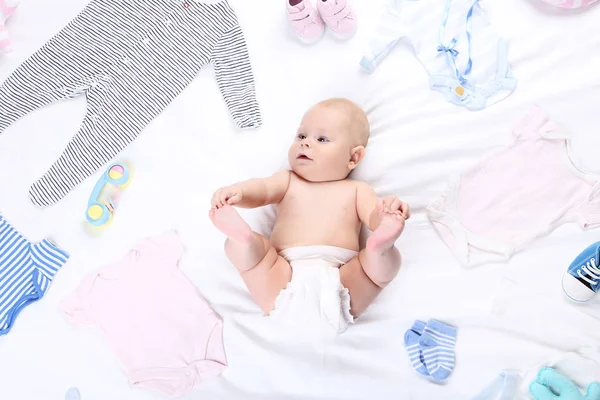 Bayi Laki Laki Dengan Pakaian Fashion Berbaring Tempat Tidur Putih — Stok Foto