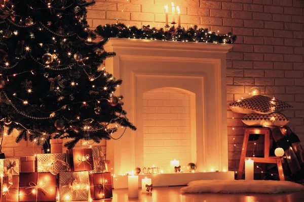 Chimenea Blanca Decorada Cerca Del Árbol Navidad Fondo Pared Ladrillo — Foto de Stock