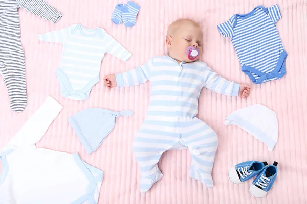 Bayi Laki Laki Dengan Pakaian Fashion Berbaring Tempat Tidur Merah — Stok Foto