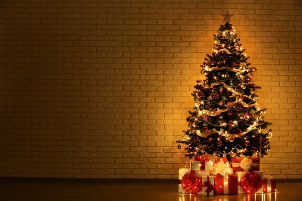 Albero Natale Con Decorazioni Scatole Regalo Sfondo Muro Mattoni — Foto Stock