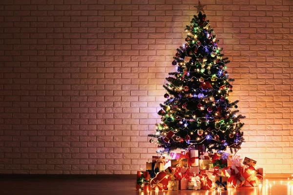 Christmas Tree Decorations Gift Boxes Brick Wall Background — Stock Photo, Image