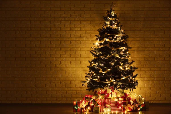 Árbol Navidad Con Decoraciones Cajas Regalo Sobre Fondo Pared Ladrillo — Foto de Stock