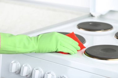 El olarak eldiven elektrik temizlik sünger ile soba