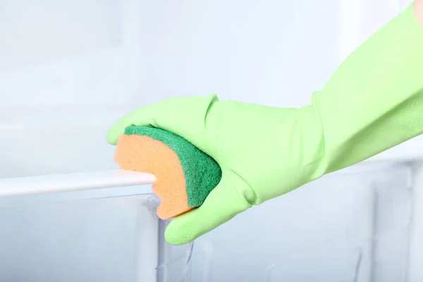 Kézzel Kesztyű Szivacs Tisztítása Hűtőszekrény — Stock Fotó