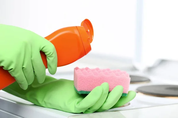 Handen Handschoenen Met Spons Fles Wasmiddel Reiniging Elektrische Kachel — Stockfoto