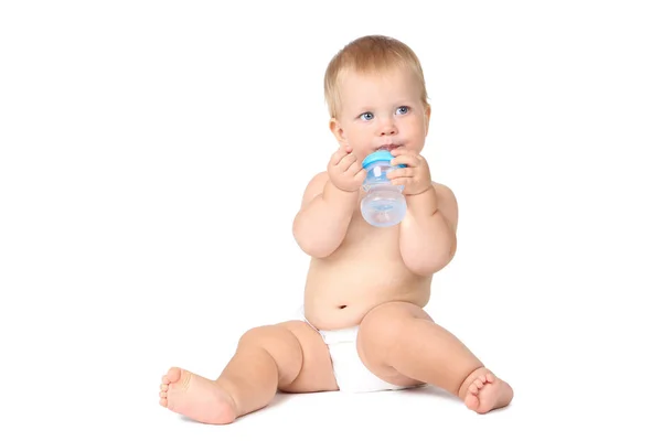Baby Jongen Drinkwater Uit Fles Geïsoleerd Witte Achtergrond — Stockfoto