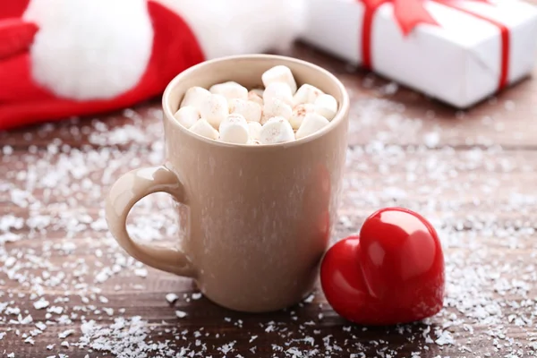 Cappuccino Com Marshmallows Copo Coração Vermelho Mesa Madeira — Fotografia de Stock