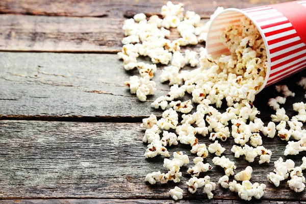 Popcorn Gestreiftem Eimer Auf Holztisch — Stockfoto