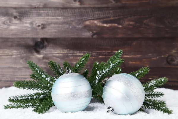 Kerstballen Met Spar Boomtakken Houten Achtergrond — Stockfoto
