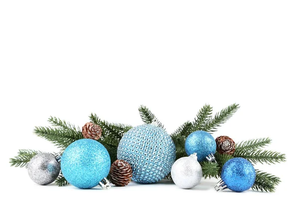 Bunte Christbaumkugeln Mit Tannenzweigen Auf Weißem Hintergrund — Stockfoto