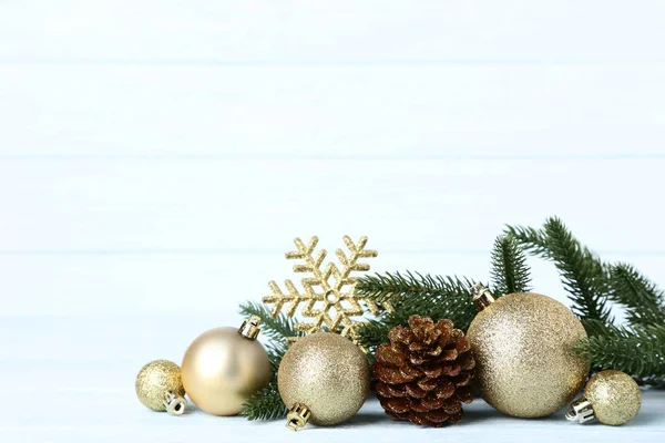 木製のテーブルにコーンとモミの木の枝をクリスマスつまらないもの — ストック写真