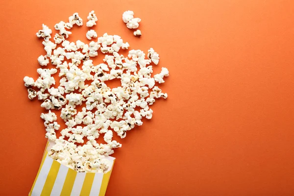 Popcorn Papiertüte Auf Orangefarbenem Hintergrund — Stockfoto