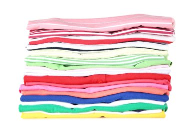 Beyaz arka plan üzerinde katlanmış elbise yığını