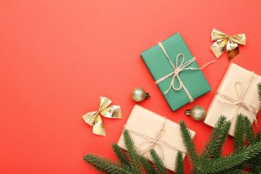 Hediye kutuları kırmızı arka plan ile Noel köknar ağacı dalları