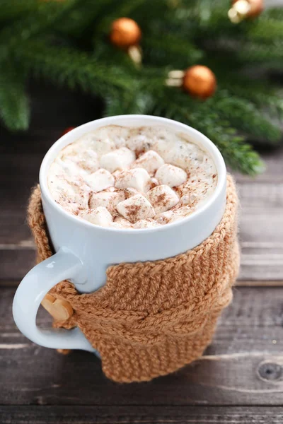 Cappuccino Mit Marshmallows Tasse Und Tannenzweigen Auf Holztisch — Stockfoto