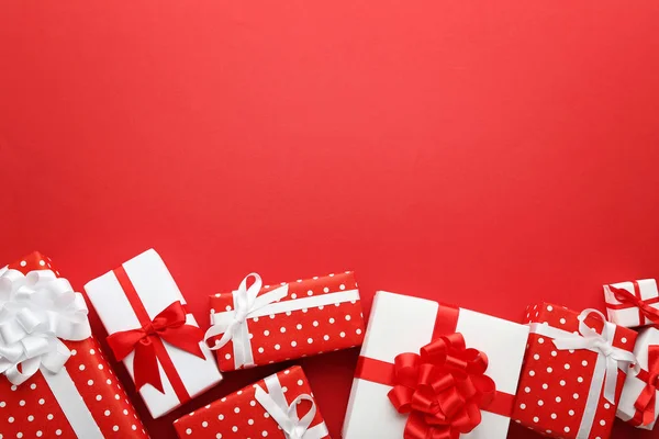 Geschenkboxen Mit Band Auf Rotem Hintergrund — Stockfoto