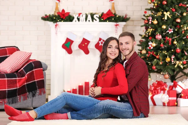 Jovem Casal Feliz Sentado Casa Perto Árvore Natal — Fotografia de Stock