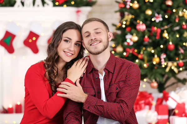 Feliz Joven Pareja Sentada Casa Cerca Del Árbol Navidad — Foto de Stock