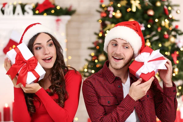 Feliz Pareja Joven Con Cajas Regalo Sentadas Casa Cerca Del —  Fotos de Stock