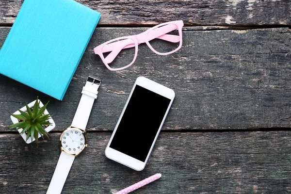 Smartphone Mit Brille Uhr Und Buch Auf Holztisch — Stockfoto