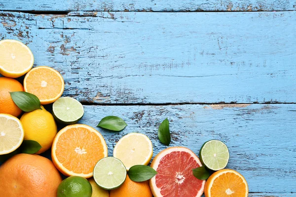 Frutas Cítricas Com Folhas Verdes Mesa Madeira Azul — Fotografia de Stock